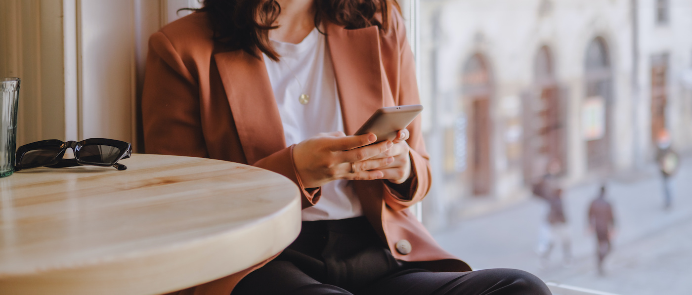 donna che scrive su telefono