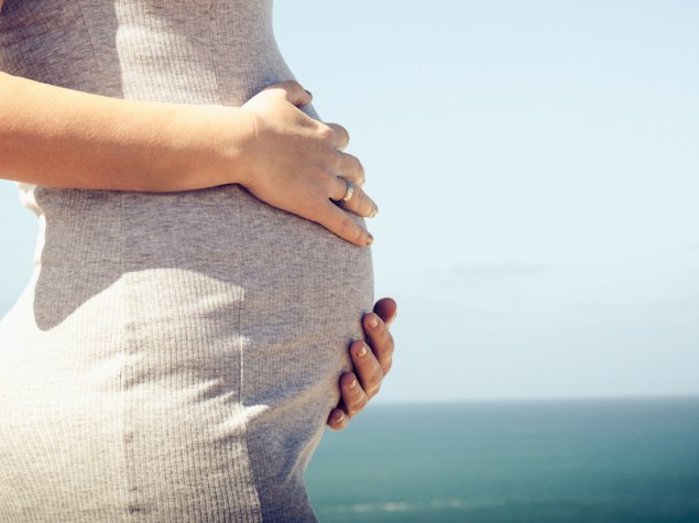 donna incinta in rima al mare