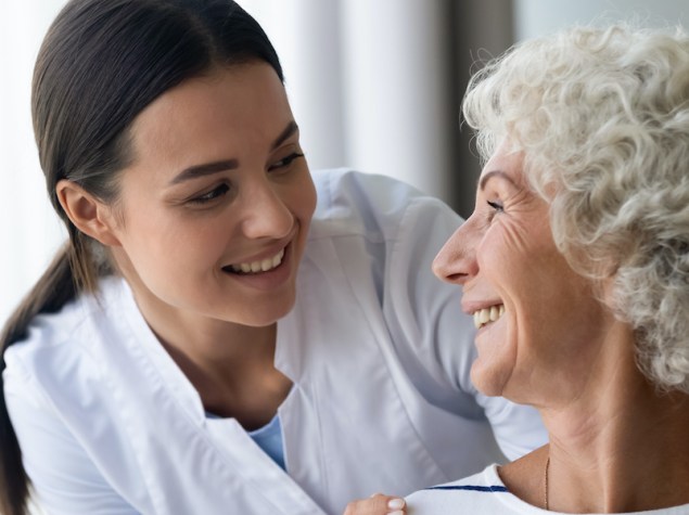 infermiera che abbraccia una signora anziana