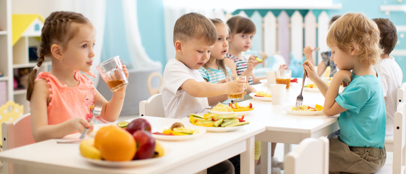 Gruppo di bambini che mangiano cibo sano all'asilo