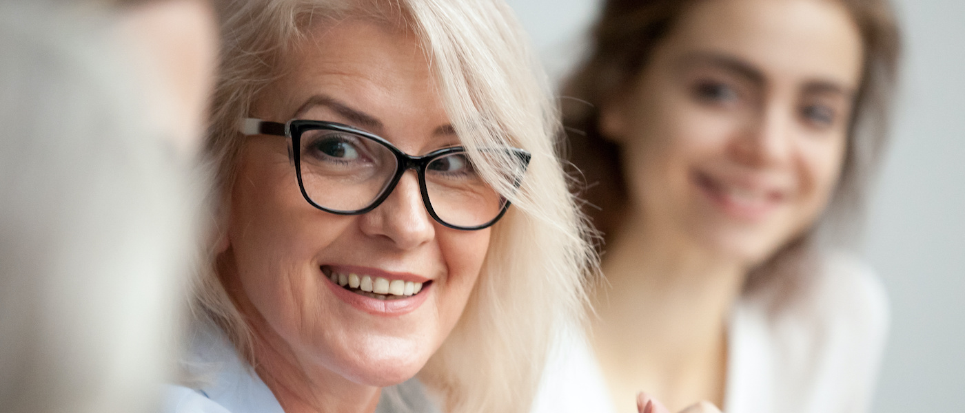 primo piano di due donne sorridenti