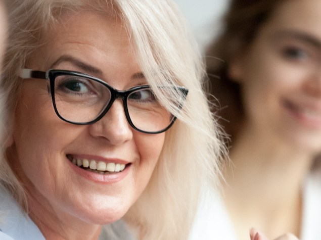 primo piano di due donne sorridenti