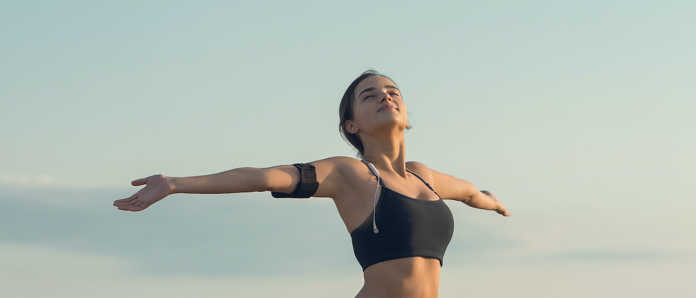 donna felice vestita con reggiseno sportivo