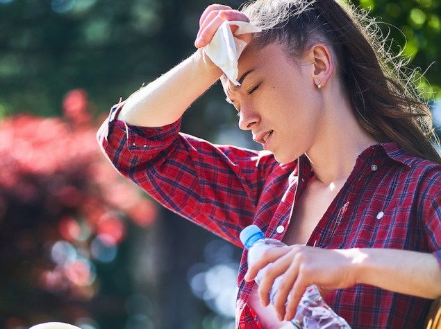 ragazza che si asciuga la fronte dal sudore