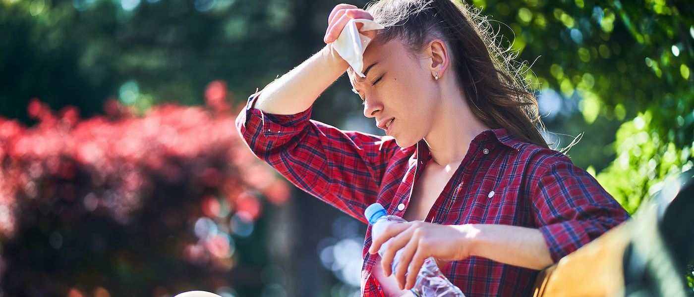 ragazza che si asciuga la fronte dal sudore
