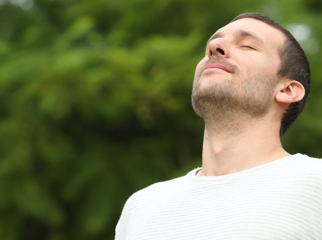 ragazzo che respira a pieni polmoni