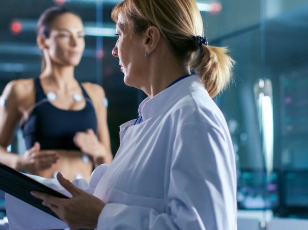 dottoressa che supervisiona una ragazza che fa sport