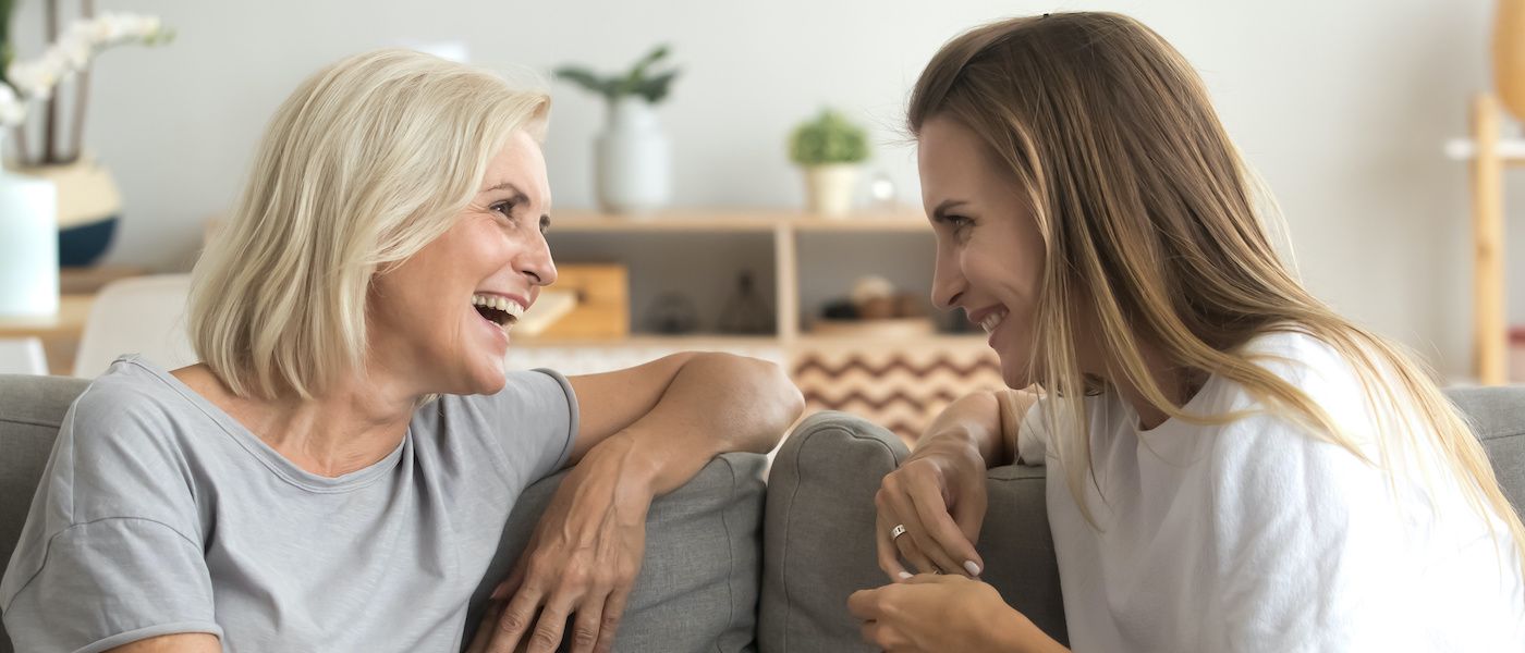 due donne che parlano sedute su un divano