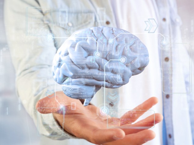 Medico che tiene in mano cervello in 3d