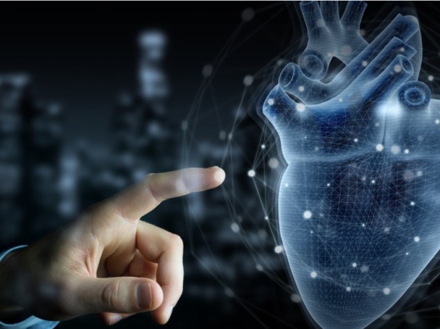 mano che tocca cuore digitale