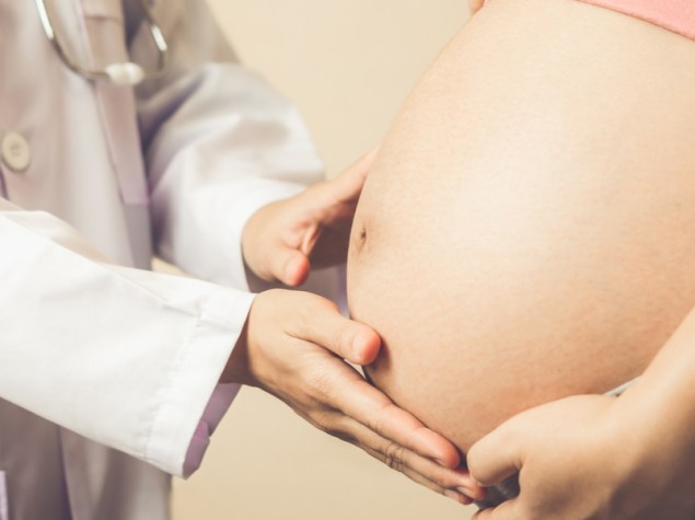 medico tasta pancia donna incinta