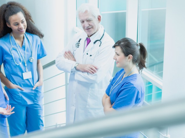 dottori in camice che parlano tra di loro