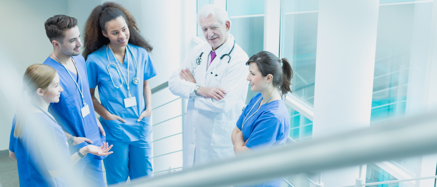 dottori in camice che parlano tra di loro