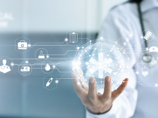 medico con in mano una sfera 3d