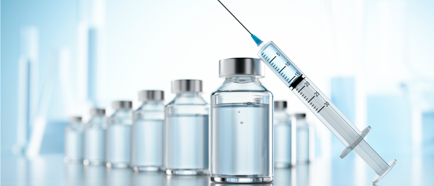 fialette di vaccino vicino ad una siringa