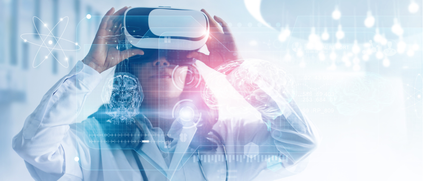 dottoressa che indossa visore di realtà virtuale