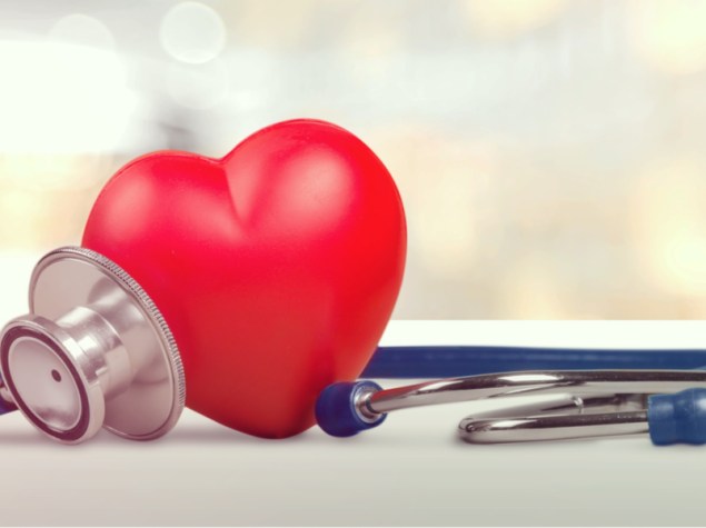 stetoscopio vicino ad un cuore rosso