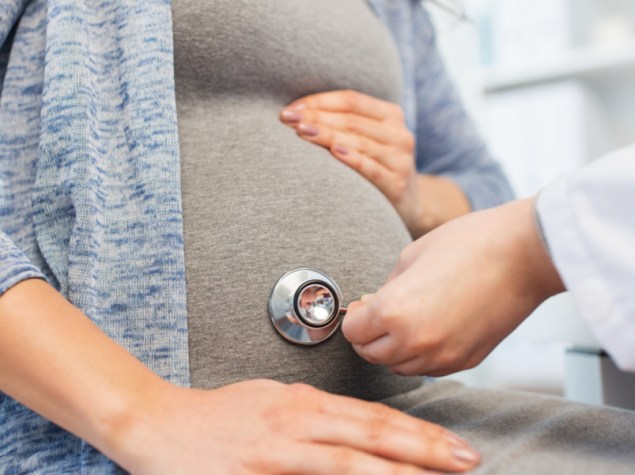 medico che ausculta la pancia ad una donna incinta