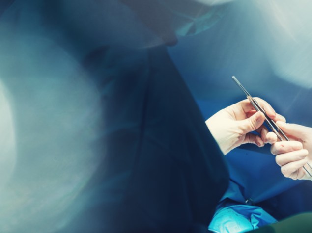 medico sala operatoria passa bisturi