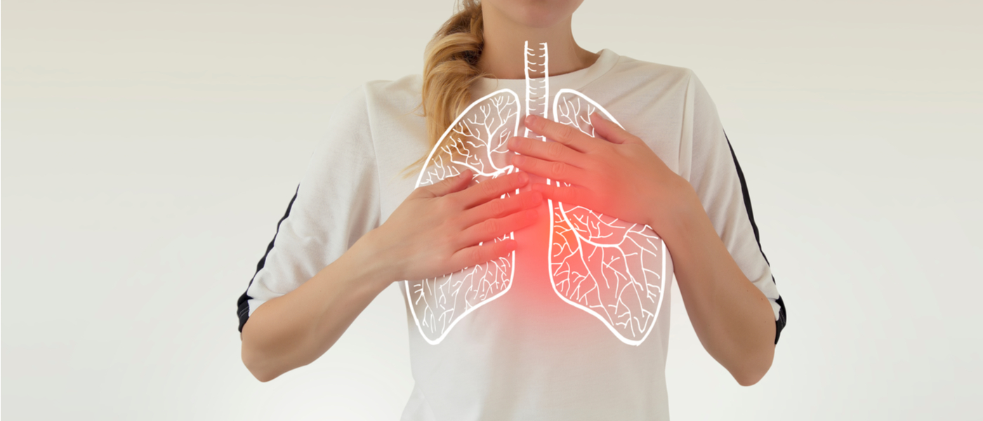 donna con maglietta bainca che lamenta dolore al petto
