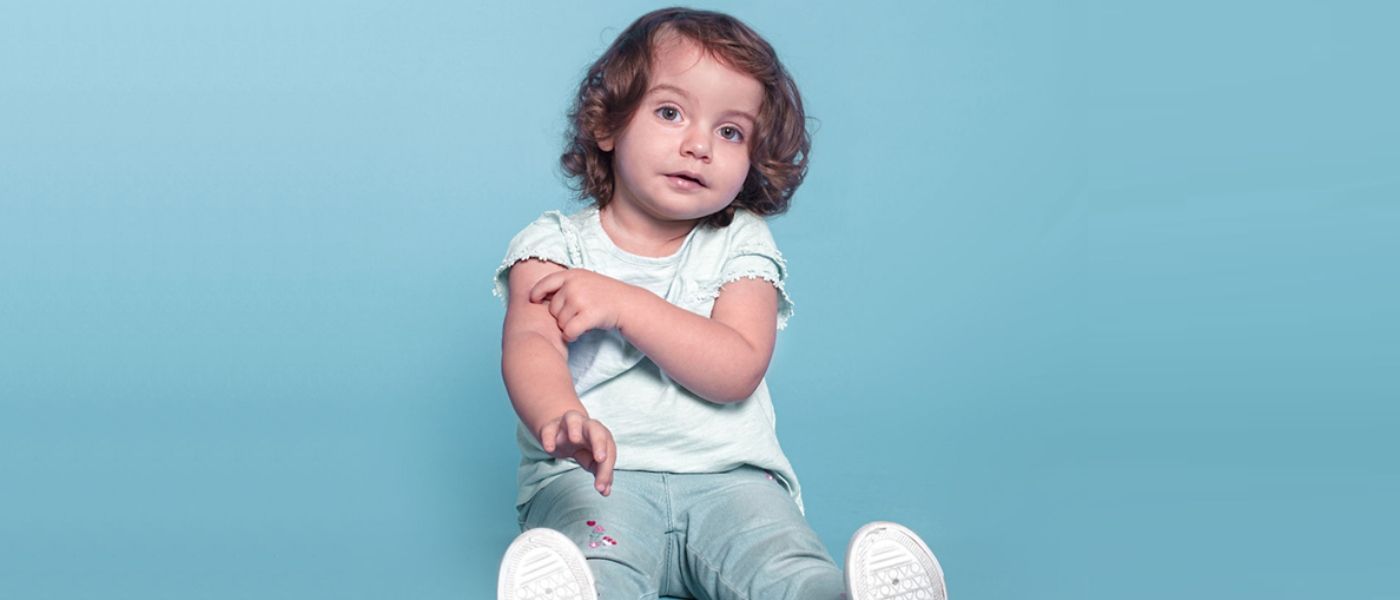 bambino che si tocca il braccio dopo aver ricevuto il vaccino