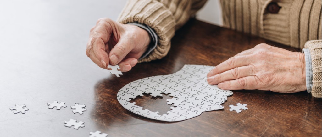 puzzle che compone la testa di un uomo