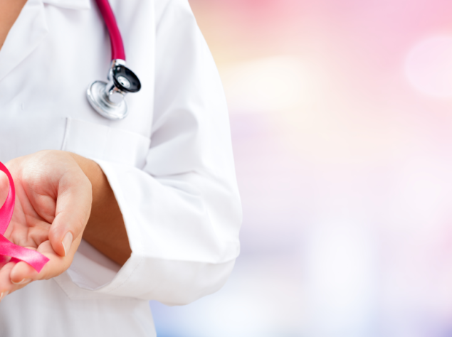 dottoressa che tiene tra le mani un fiocco rosa