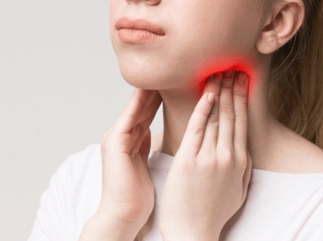 donna che si tocca la gola dolorante