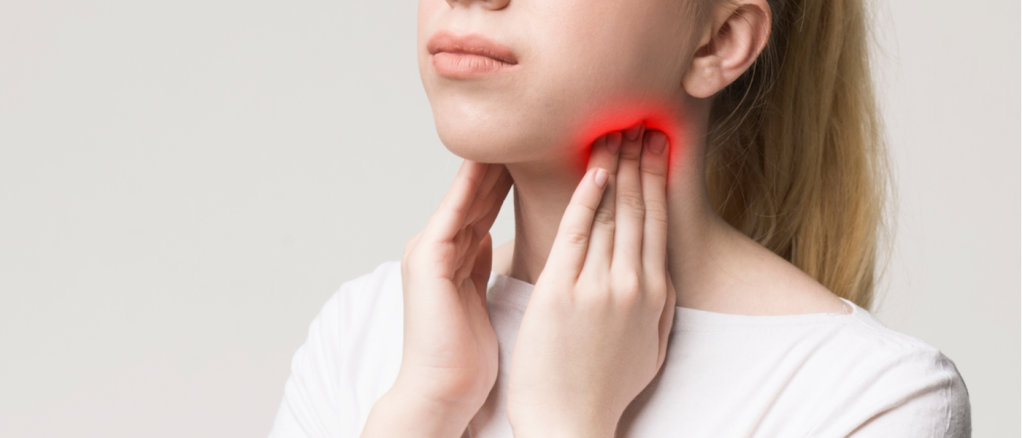 donna che si tocca la gola dolorante