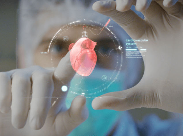 Medico che clicca l'ologramma di un cuore