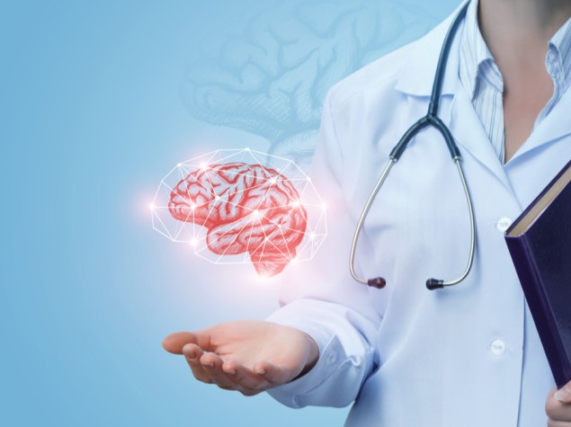 Medico con modello cervello