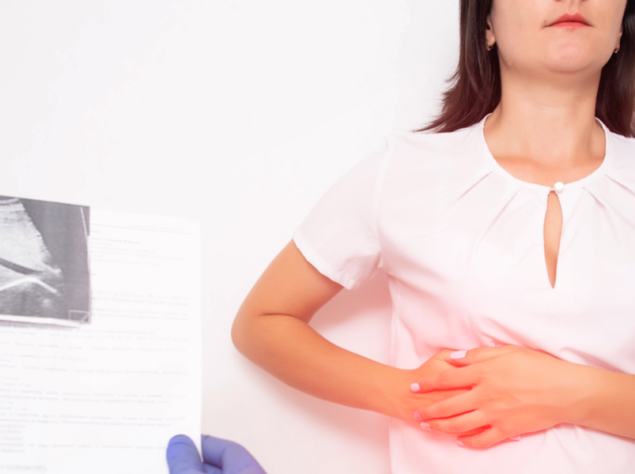 donna che si tocca il fianco dolorante