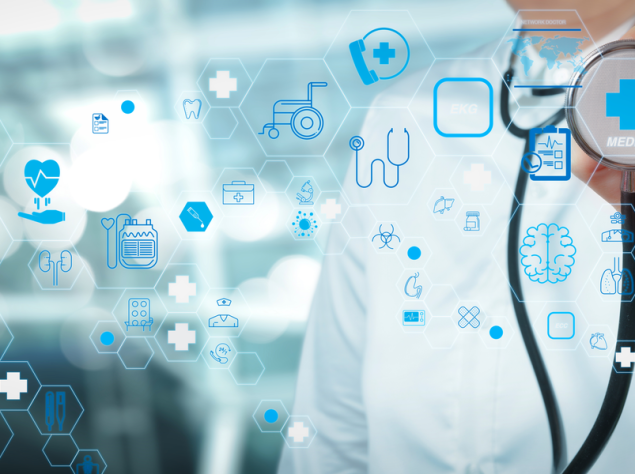 dottore con stetoscopio rivolto verso la camera