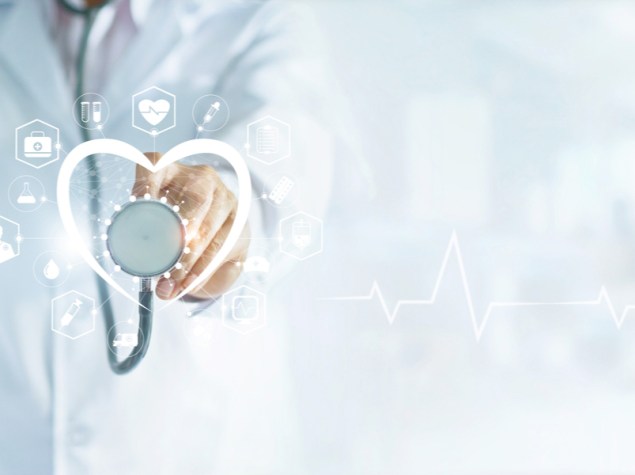 Medico con immagine cuore