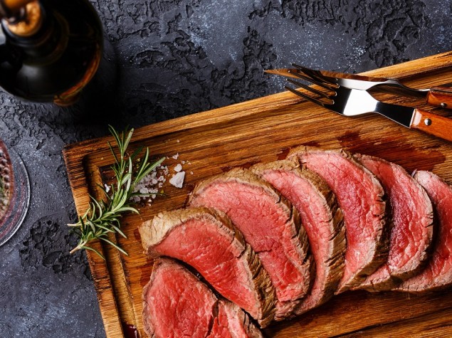 carne rossa tagliata su vassoio