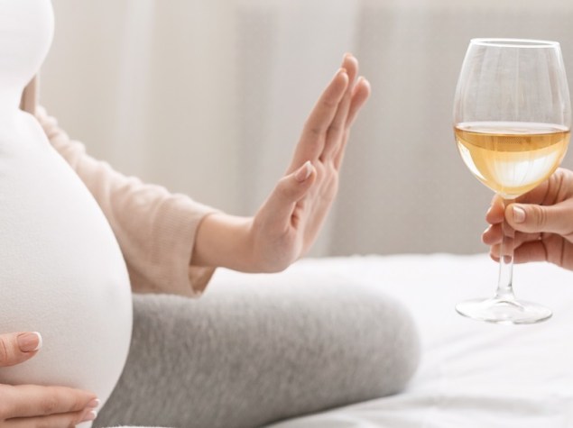 donna incinta che rifiuta un bicchiere di vino