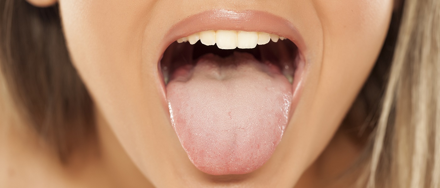 donna che mostra la lingua