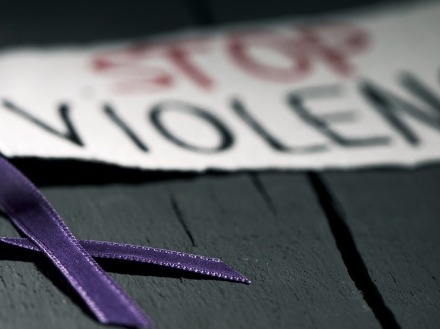cartoncino con scritto stop violence