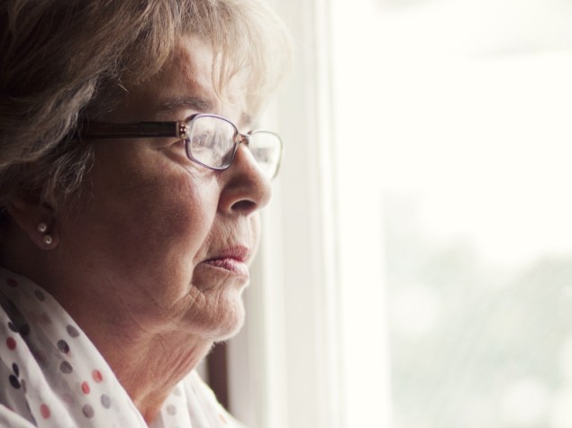 donna anziana che guarda dalla finestra