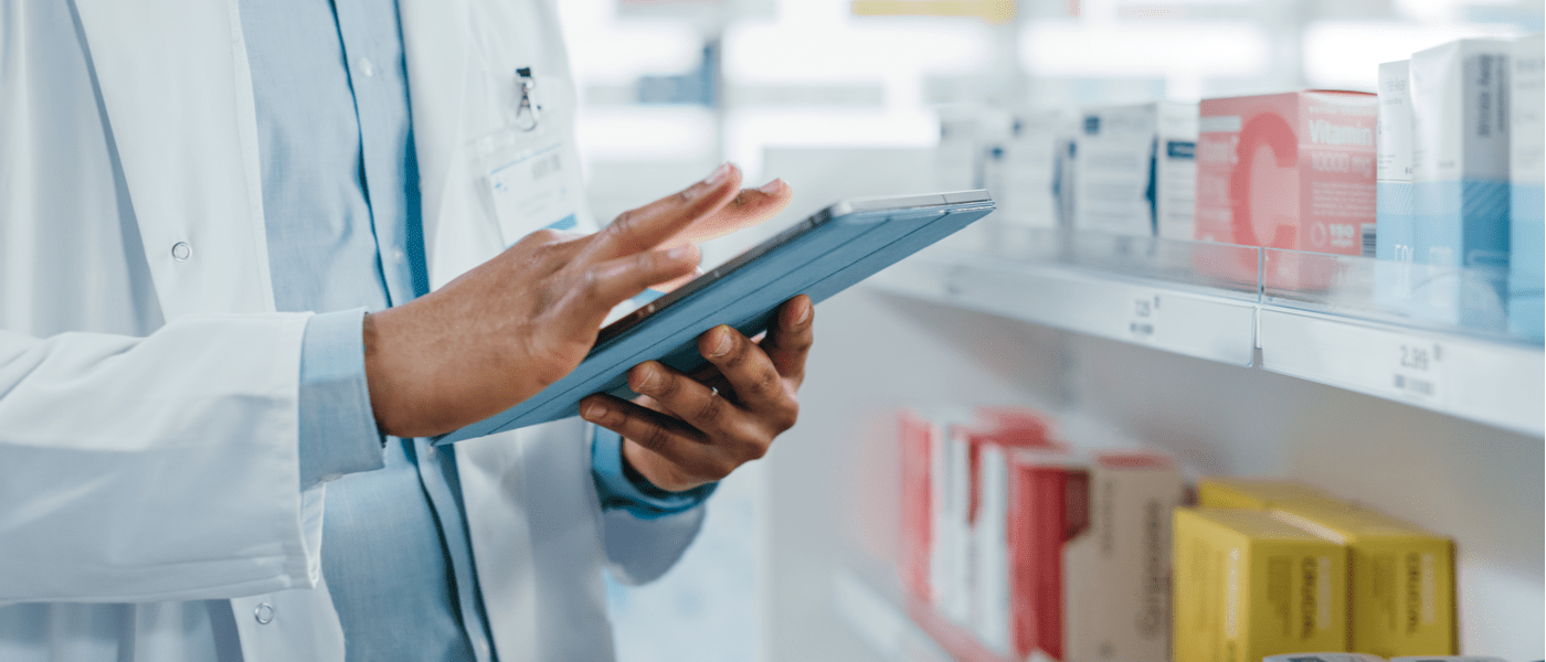 farmacista che cataloga i farmaci su un bancone