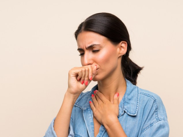 ragazza che tossisce