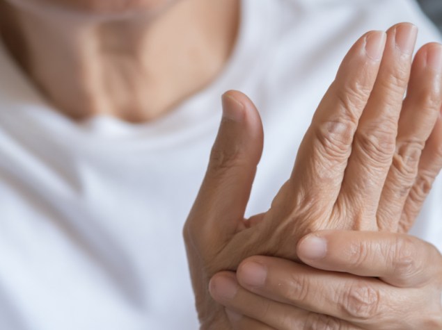 Anziano si tiene la mano dolorante