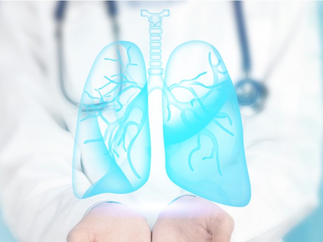 dottore che tiene tra le mani l'ologramma di polmoni