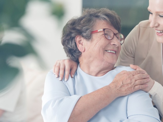 persona anziana assistita da un caregiver
