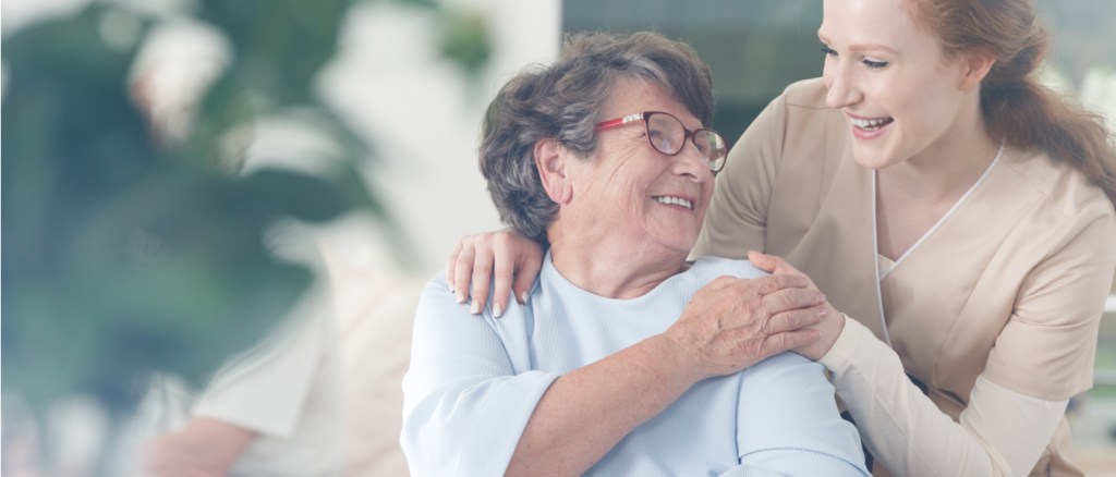persona anziana assistita da un caregiver