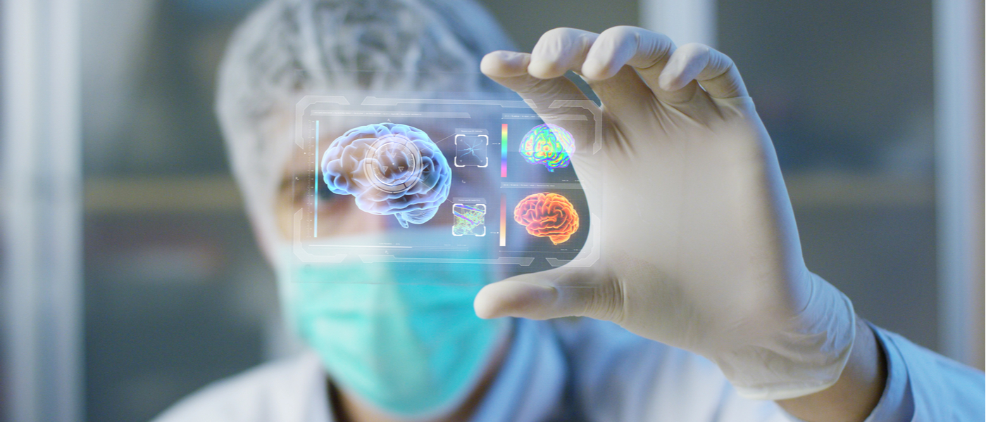un medico guarda dei cervelli su uno schermo digitale
