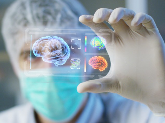 un medico guarda dei cervelli su uno schermo digitale