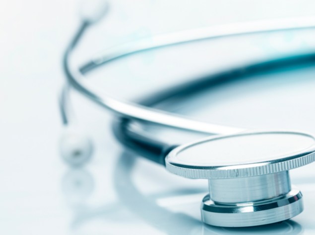 stetoscopio su un tavolo bianco