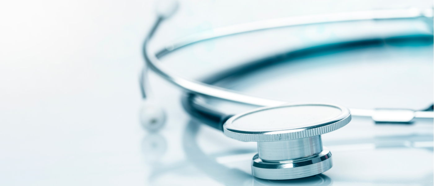 stetoscopio su un tavolo bianco