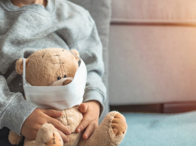 bambino con un peluche con la mascherina